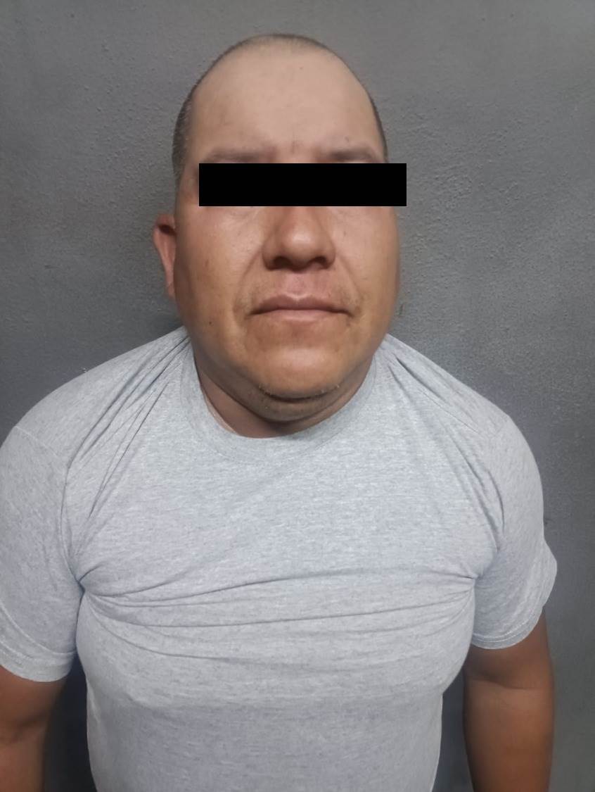Después de golpear a su hijo de 18 años de edad, un hombre se atrinchero en su domicilio con un cuchillo tipo cebollero, donde fue detenido por elementos de Seguridad Pública de Apodaca.