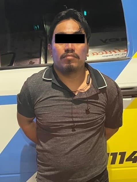 Dos hombres fueron detenidos por oficiales de la Policía de Monterrey luego de que uno de ellos golpeó a otro con un pedazo de madera y, al entrar un tercero a defender al agredido, le pegó al otro con un tubo, en el centro de la ciudad.