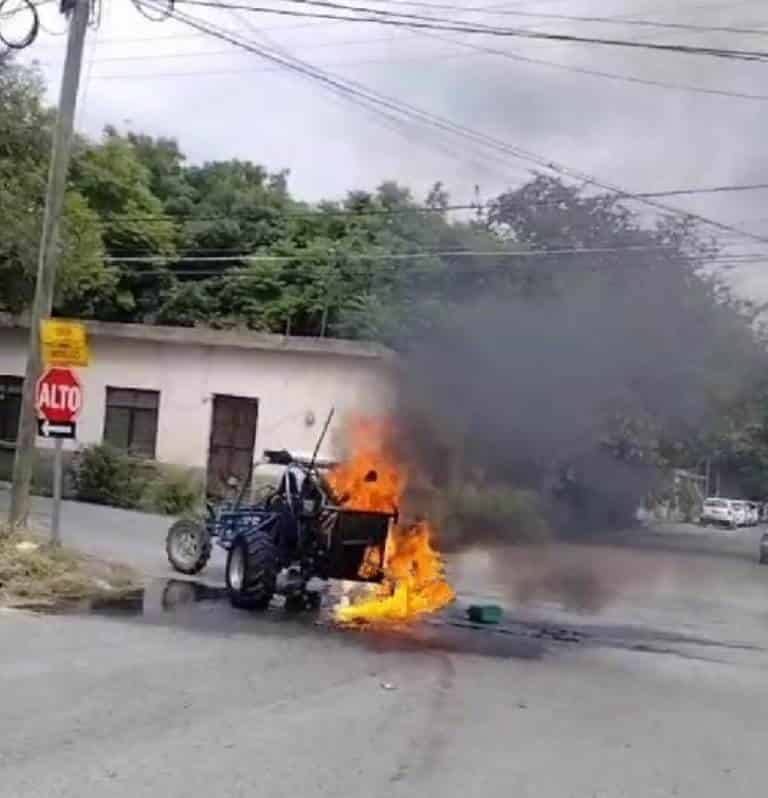 Un vehículo tipo radzer, terminó totalmente destruido luego de incendiarse repentinamente, en calles del municipio de Montemorelos.