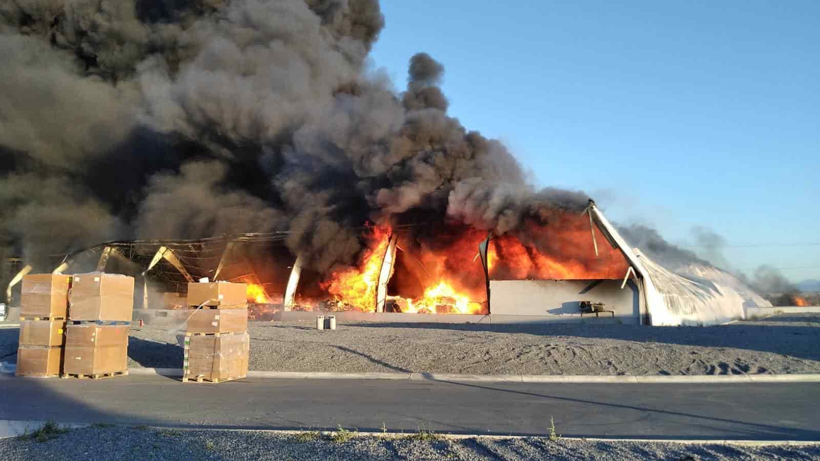 Una intensa movilización de los puestos de socorro se registró en el municipio de Escobedo, al reportarse el incendio de una empresa tarimera.