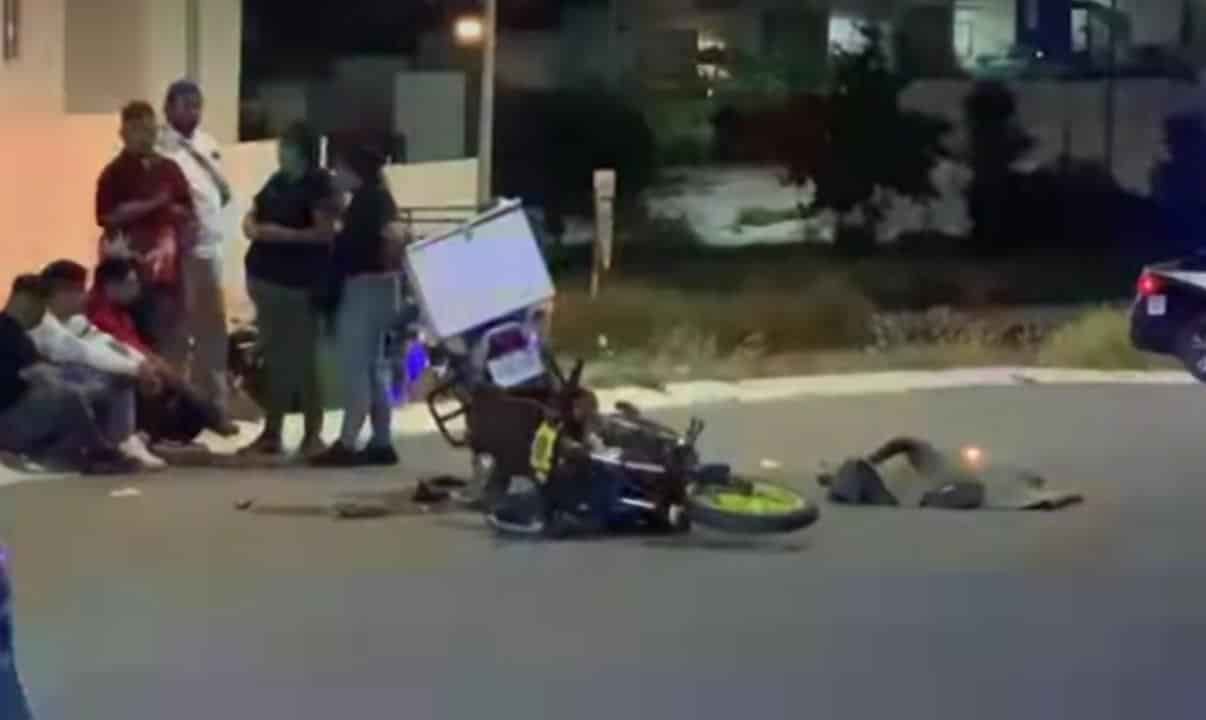 En un choque registrado entre dos motociclistas, uno de ellos originario de Colombia falleció, y el otro resultó lesionado, la noche del miércoles en el municipio de Benito Juárez.