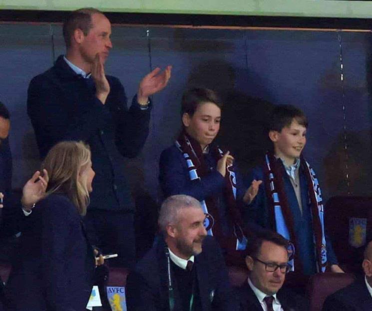 Aparece príncipe William en partido de fútbol tras video de Kate