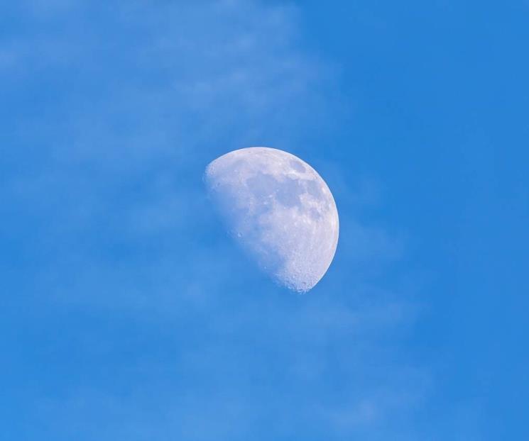 La explicación detrás de la presencia lunar durante el día