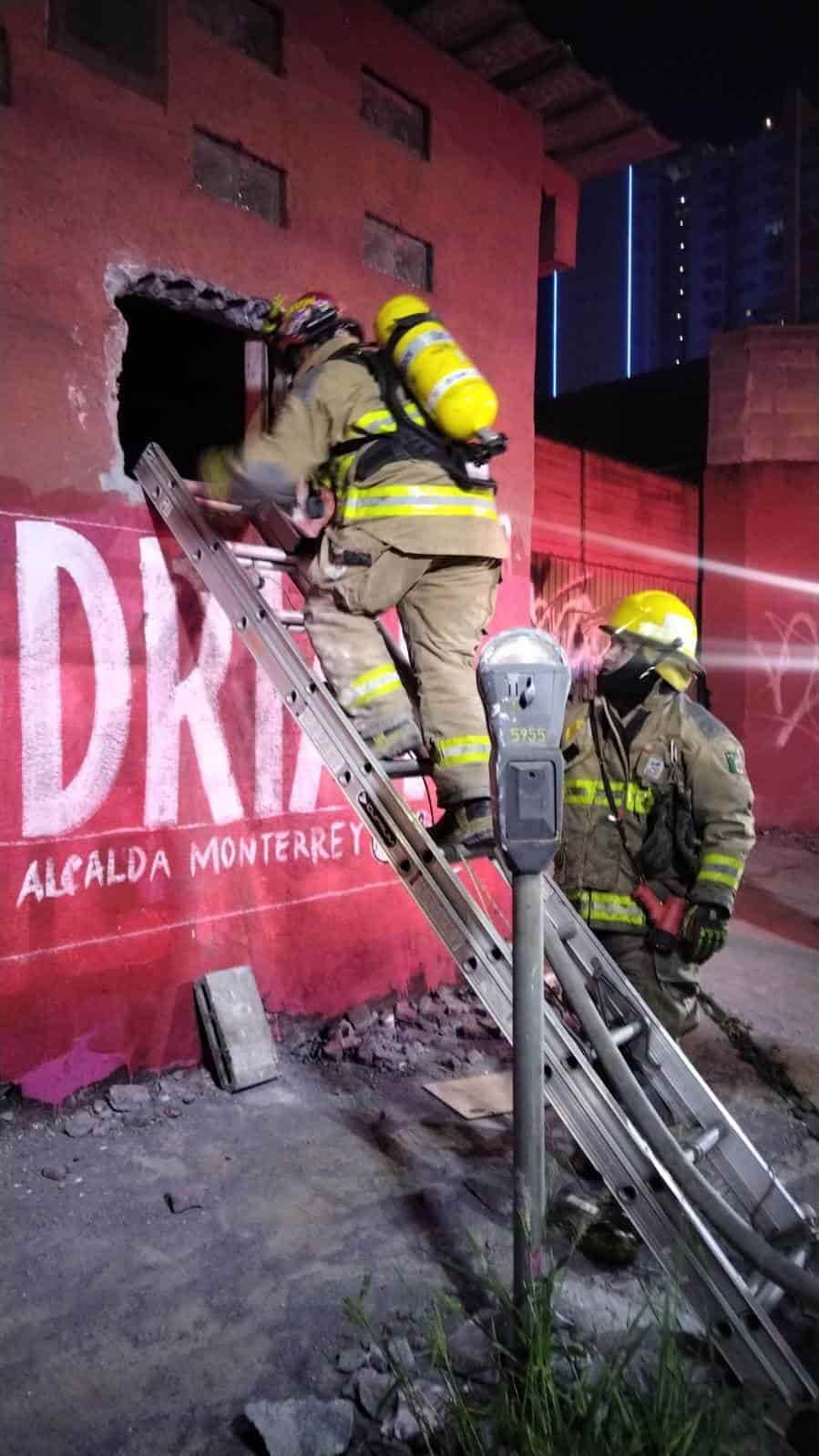El incendio de una bodega abandonada, movilizó a elementos de Protección Civil de Monterrey y Bomberos de Nuevo León, la madrugada de ayer en la Colonia Industrial, en Monterrey.