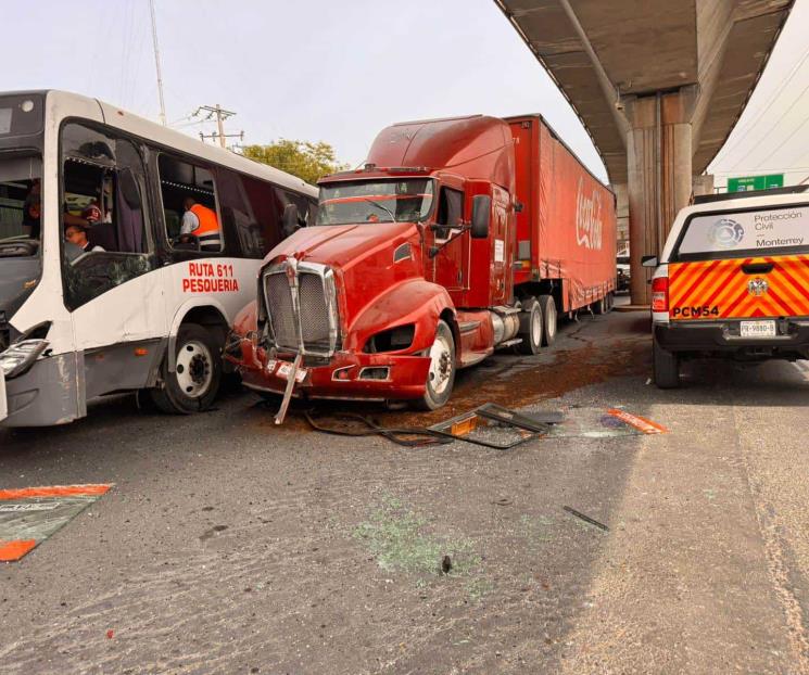 Deja choque de camión urbano una pasajera arrollada y 15 heridos