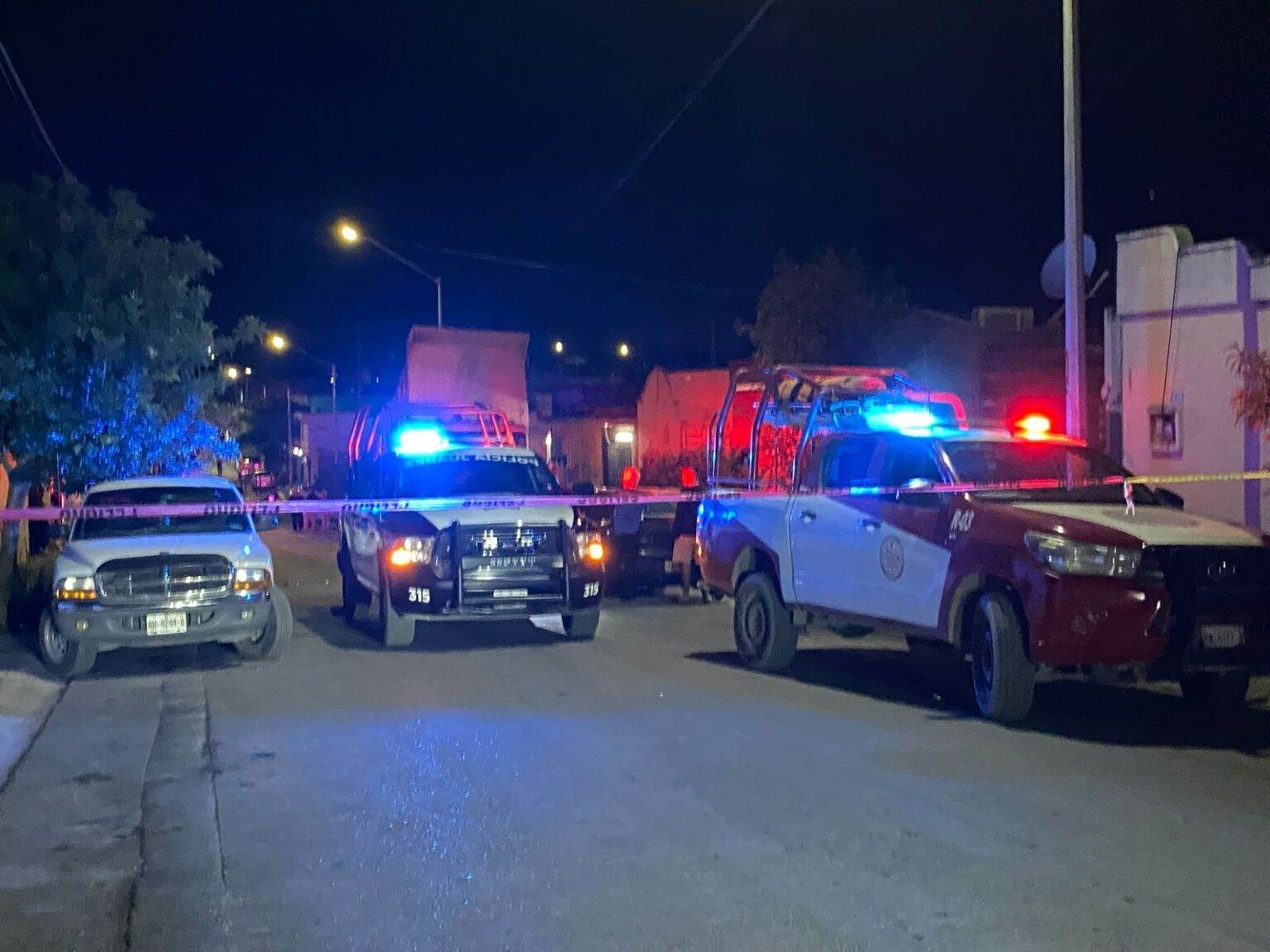 La Fiscalía General de Justicia del Estado, investiga el ataque armado contra una vivienda de la Colonia Santa Mónica, en el municipio de Juárez, luego que falleciera una de las cuatro personas baleadas.