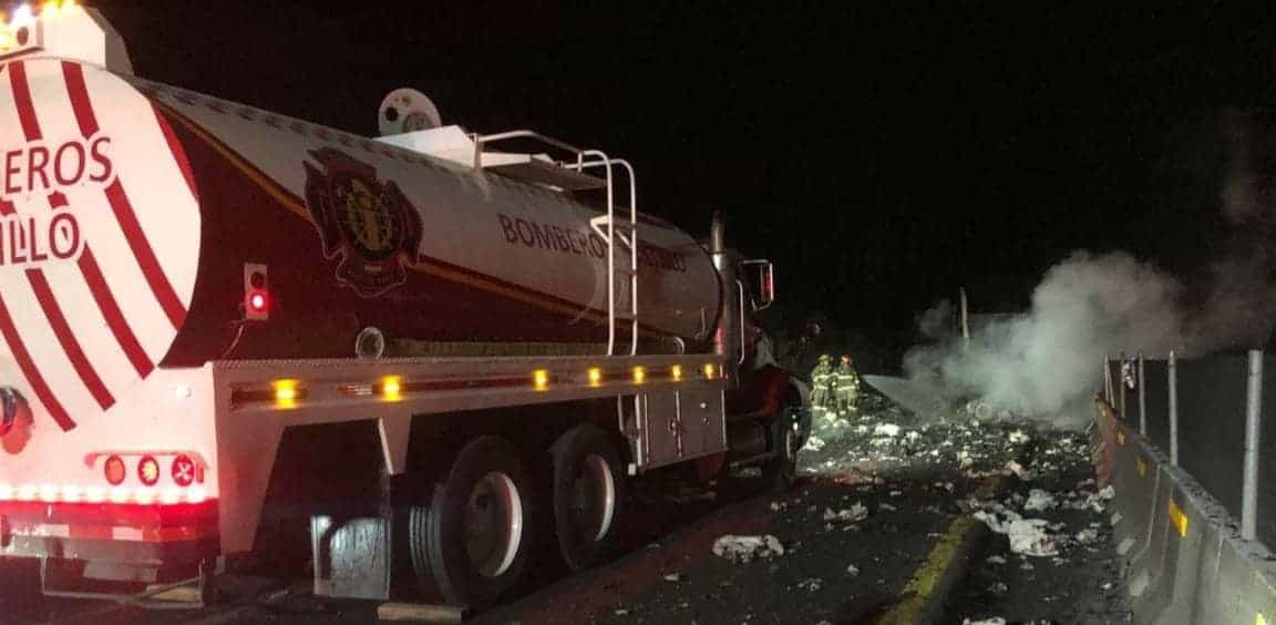 Un tráiler que transportaba bolsas de aire para vehículos, se incendió tras volcarse en la carretera 57, en los límites de Coahuila y Nuevo León.