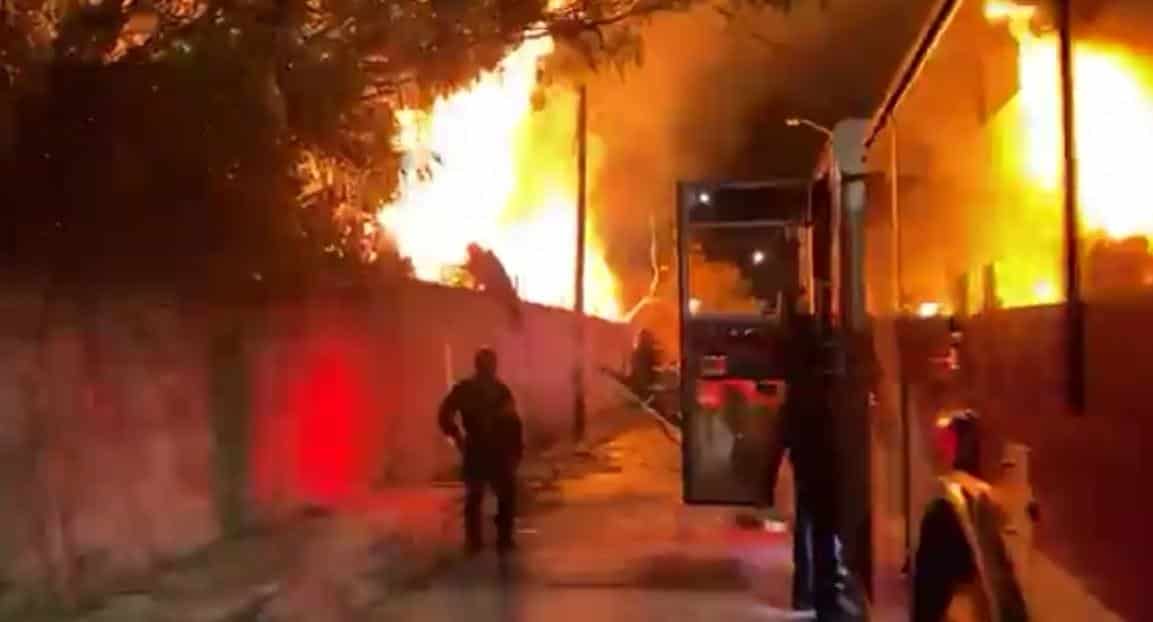El incendio de una tarimera movilizó la madrugada de ayer a elementos de Bomberos de Nuevo León y Protección Civil del Estado y municipal, en el municipio de Apodaca.