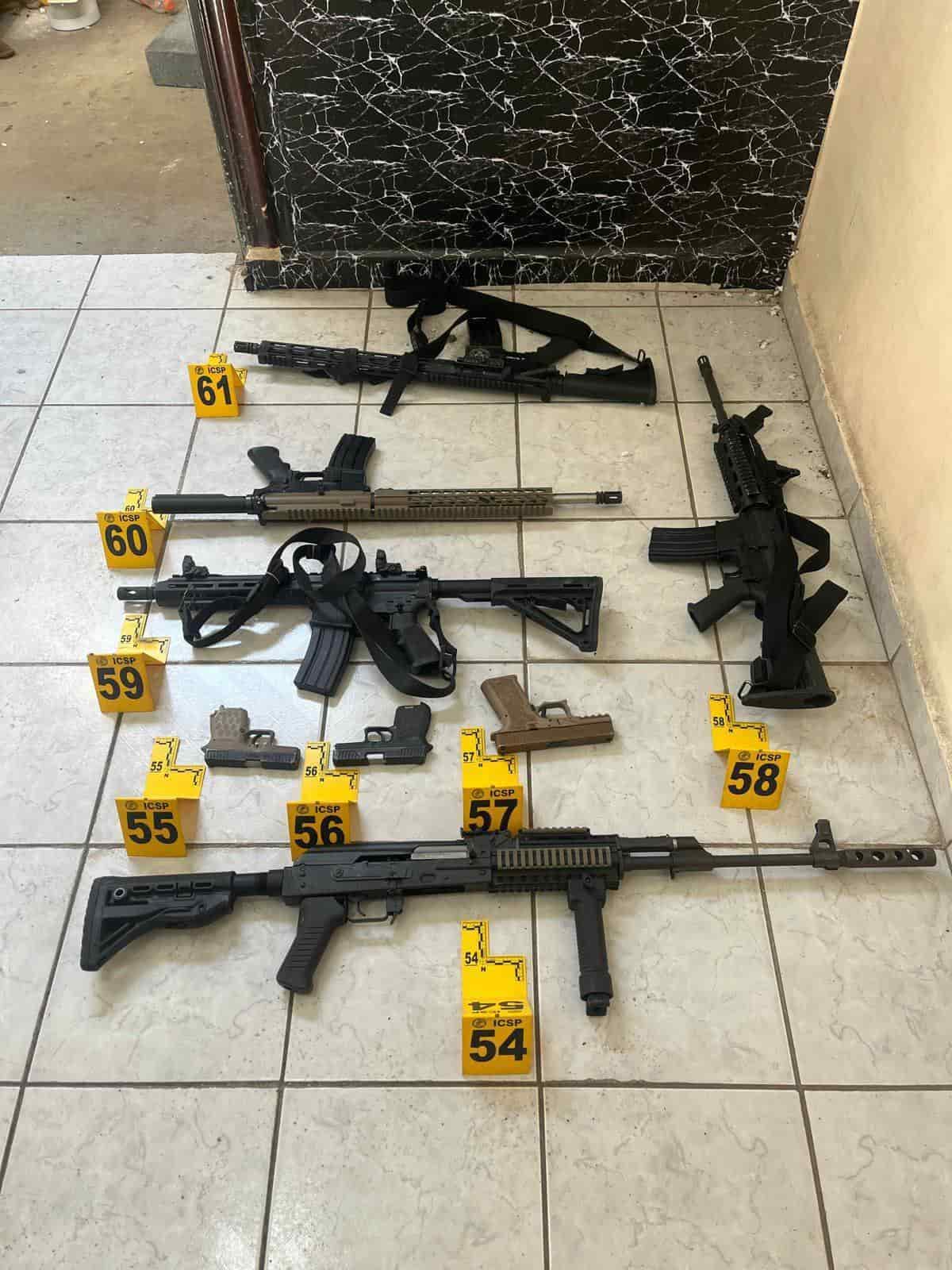 Tras la detención de cinco hombres por narcomenudeo y portación de arma de fuego, la Fiscalía General de Justicia cateó un domicilio donde se aseguraron ocho armas largas y cortas, más de 500 cartuchos hábiles, droga y tres vehículos, en el municipio de Juárez.
