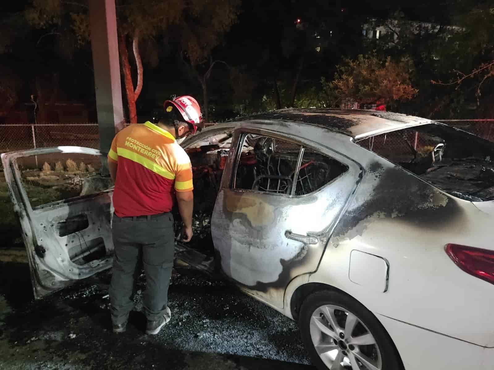 El conductor de un auto y su acompañante resultaron lesionados luego de estrellarse su unidad contra la base de un señalamiento de bandera e incendiarse, anoche en la Carretera Nacional a la altura de La Estanzuela, al sur de Monterrey, donde fueron rescatados por diversos testigos.