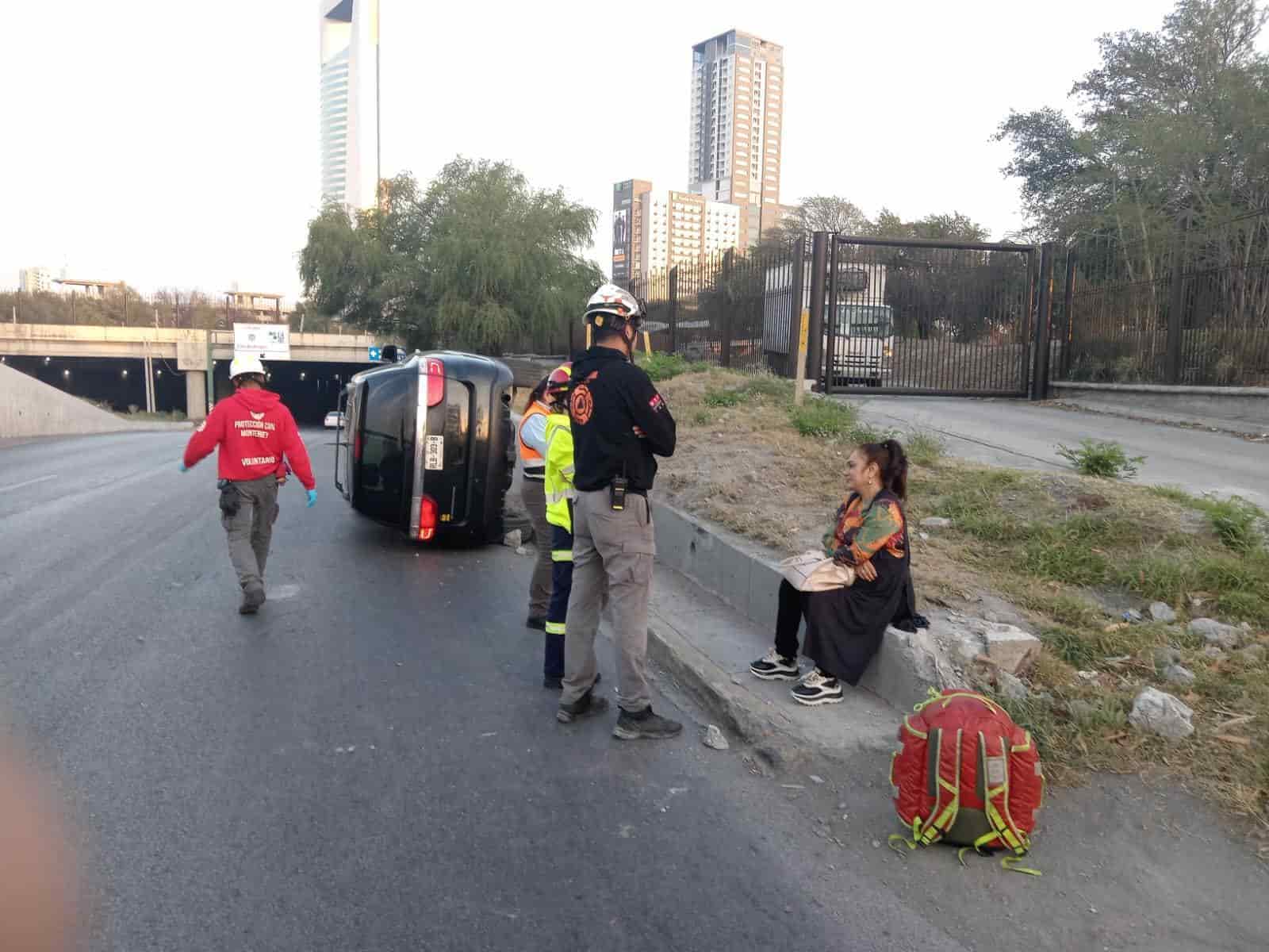 La conductora de un vehículo resultó lesionada luego volcarse en la Avenida Fundidora y Constitución, ayer en Monterrey.