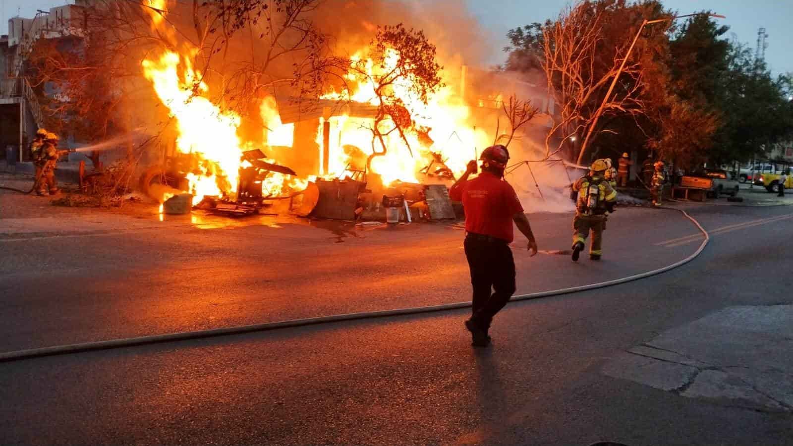 El incendio de dos domicilios movilizó a elementos de auxilio de diversas corporaciones, quienes evacuaron a ochos personas, sin que se reportaran lesionados, ayer en la Colonia Moderna, municipio de Monterrey.