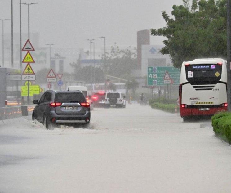 Dubái se inunda tras sufrir las peores lluvias en 75 años