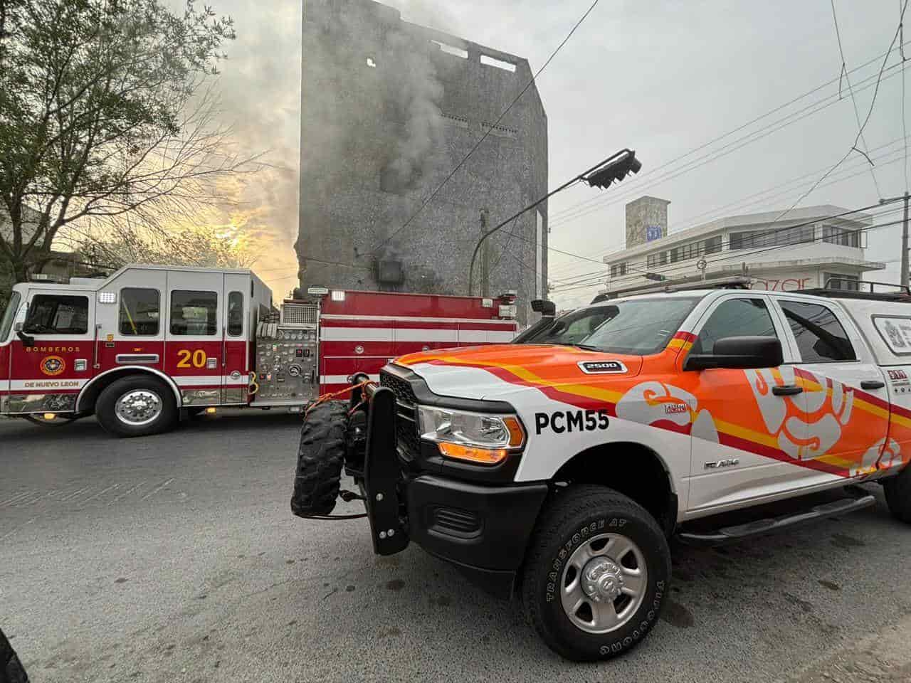 El incendio, de nueva cuenta, de un edificio abandonado en el centro de Monterrey, llevó ayer a la movilización de elementos de rescate y policía, sin que se reportaran lesionados.