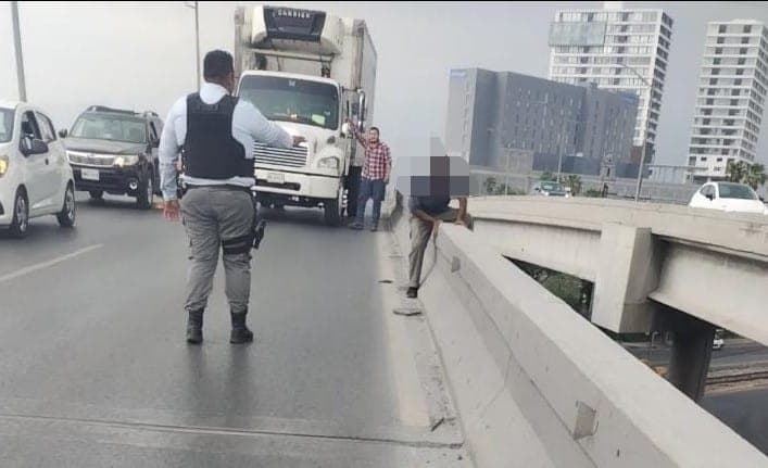Con el apoyo de un ciudadano, oficiales de la Policía de Monterrey rescataron a un hombre al evitar que se lanzara desde un puente elevado, ya que tenía intenciones de quitarse la vida.