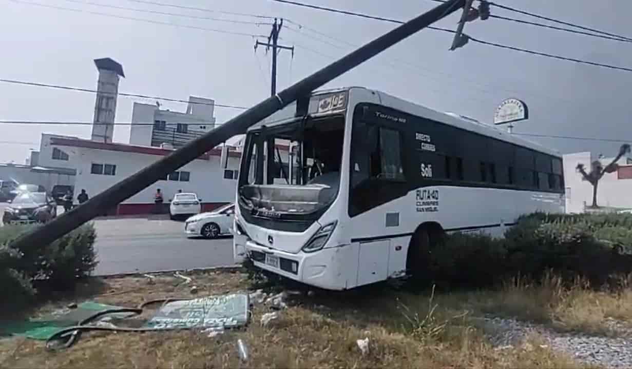 El estrellamiento de un Ruta 40 contra un poste de madera dejó a siete personas lesionadas, ayer en la Avenida Pedro Infante y Alejandro de Rodas, en la colonia Cumbres Las Palmas, al poniente de Monterrey.
