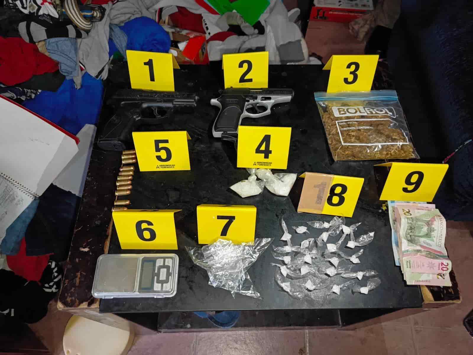 Cinco detenidos, el aseguramiento de dos armas cortas, droga y otros objetos, fue el resultado de dos cateos a domicilios donde se realizaban presuntas actividades de narcomenudeo, en el municipio de Allende, al sur de Nuevo León.
