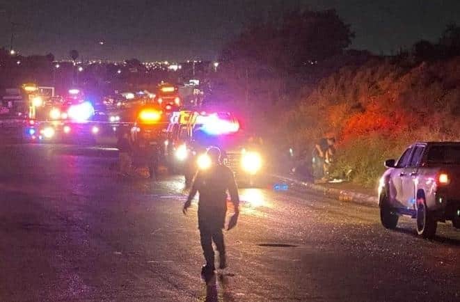 A unos metros de un mercado rodante, dos jóvenes que viajaban en una motocicleta fueron baleados en el municipio de Juárez.