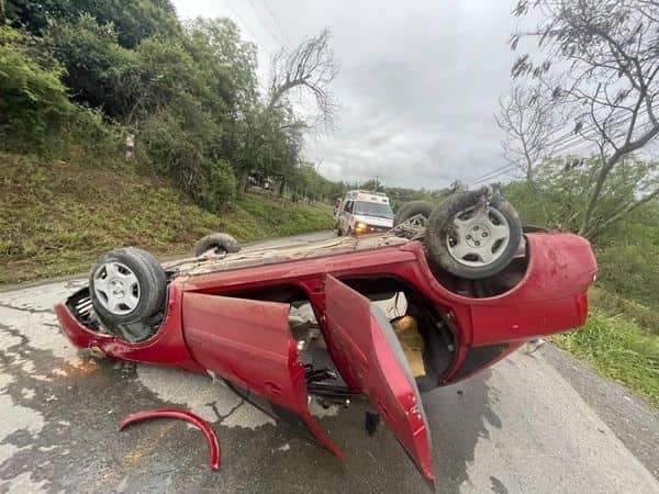 El conductor de un vehículo resultó lesionado luego de volcarse en la Carretera a El Fraile, en el municipio de Allende.