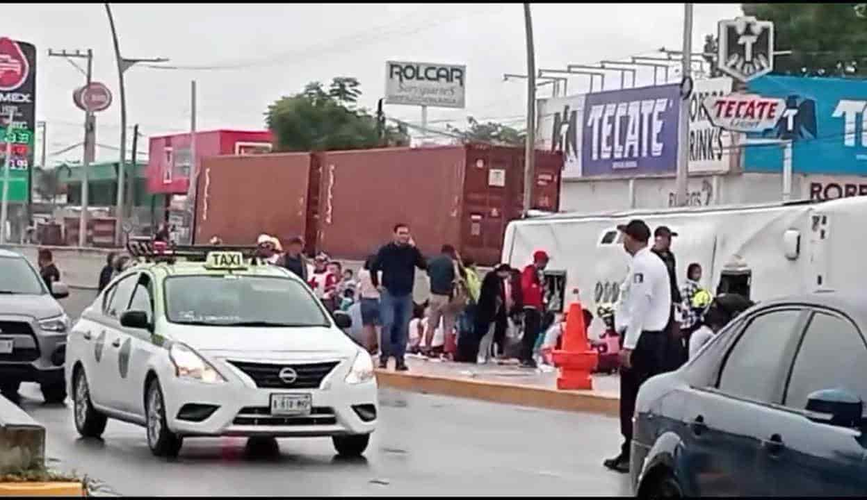 La volcadura de un autobús turístico en la Carretera Nacional a la altura de la zona centro de Allende, dejó 53 lesionados y el cierre de esa arteria en dirección al municipio de Monterrey, ayeral sur de Nuevo León.