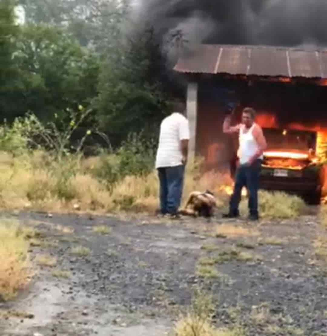 Una mujer con problemas de movilidad, perdió la vida en forma trágica al quedar atrapada en su automóvil que se incendió en la cochera de su vivienda, ubicada en el municipio de Hualahuises.