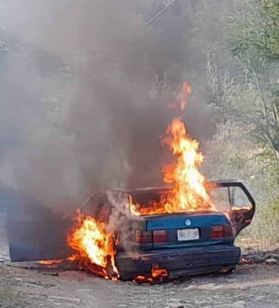 Un corto circuito provocó el incendio de un automóvil sedan, cuando circulaba por una brecha del municipio de Allende, Nuevo León.