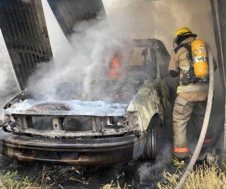 Mujer pierde la vida tras quedar atrapada en incendio de su auto