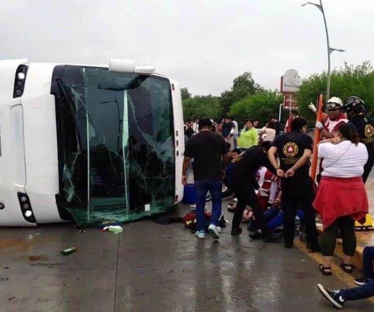 Volcadura de autobús turístico deja 53 lesionados en Allende