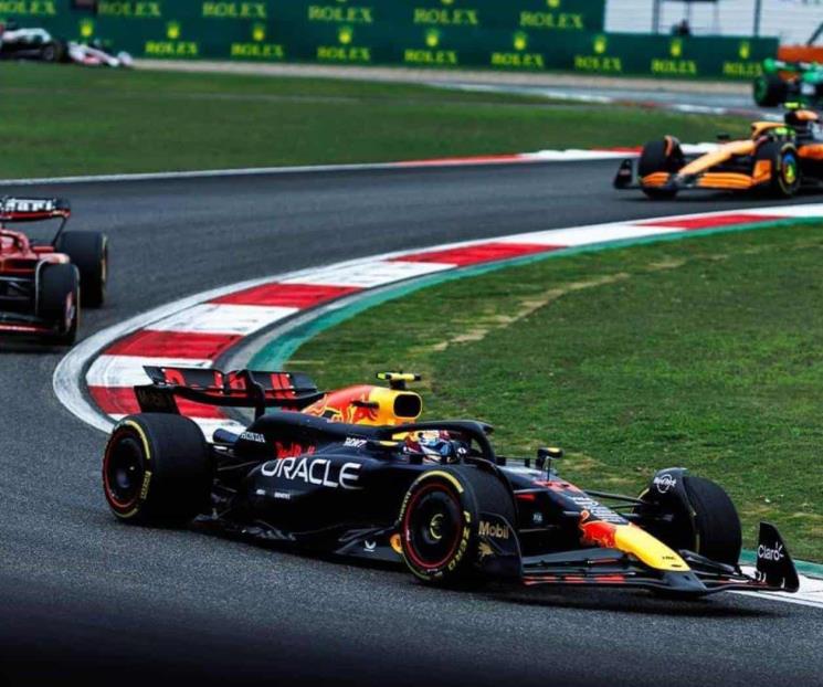 Queda Checo Pérez tercero en China y gana Verstappen