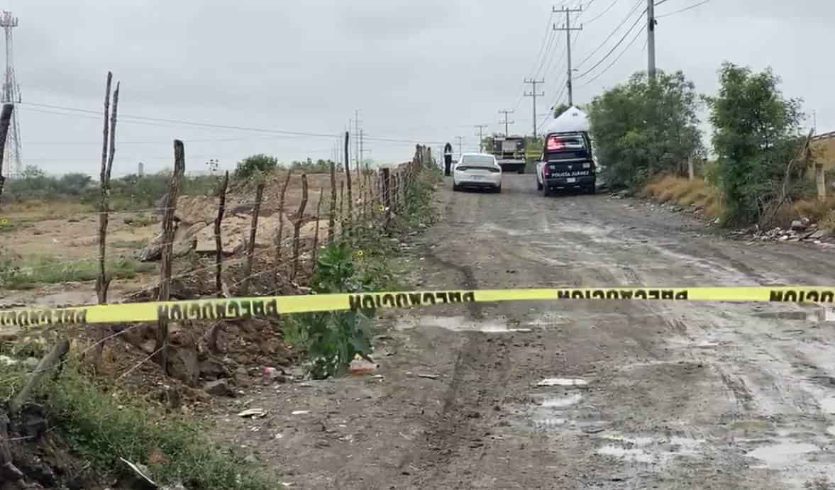 El cuerpo de un hombre maniatado y encobijado fue encontrado en una brecha del municipio de Juárez, Nuevo León.