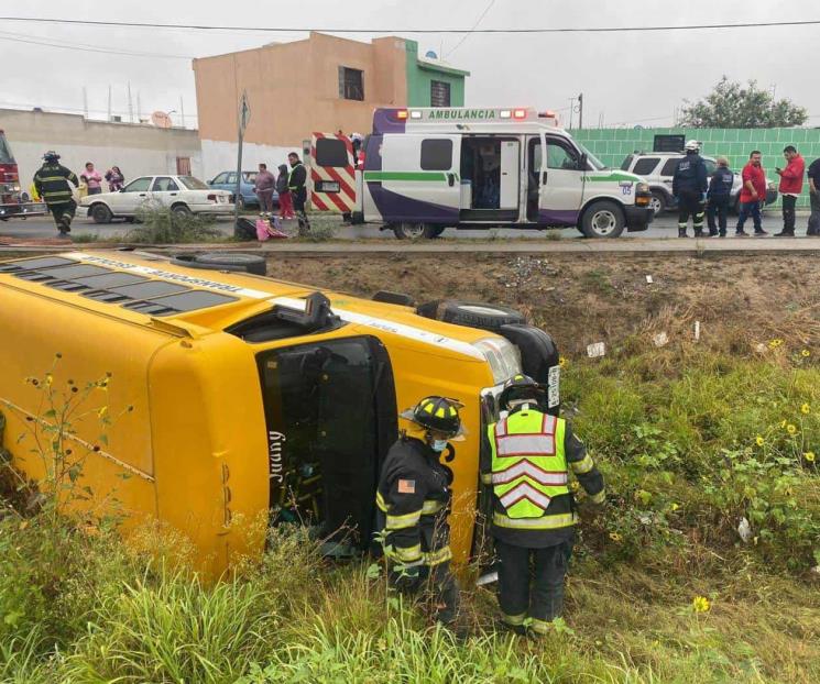 Vuelca transporte escolar en García, hay 10 estudiantes heridos