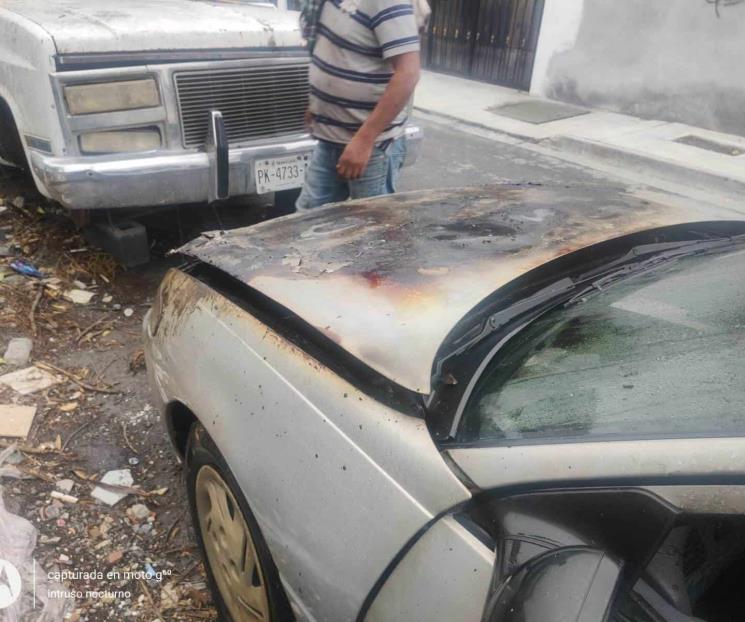 Acaba fuego con vehículo en Cadereyta