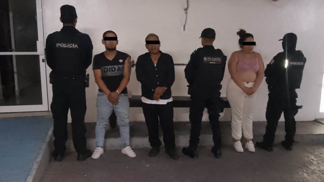 En posesión de un arma de fuego y droga, dos hombres y una mujer fueron arrestados por elementos de Seguridad Pública de Santa Catarina en la Colonia Zimix.