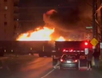Tren en llamas circula por una ciudad de Canadá