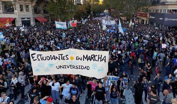 Protestan en Argentina para restituir fondos para universidades