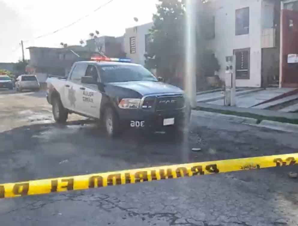 Hombres armados atacaron un punto de venta de drogas en la Colonia Los Cometas, en el municipio de Juárez, dejando un saldo de dos personas lesionadas y otro más logro escapar ileso.