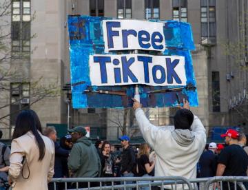 Promulga Biden ley que podría prohibir TikTok en EU