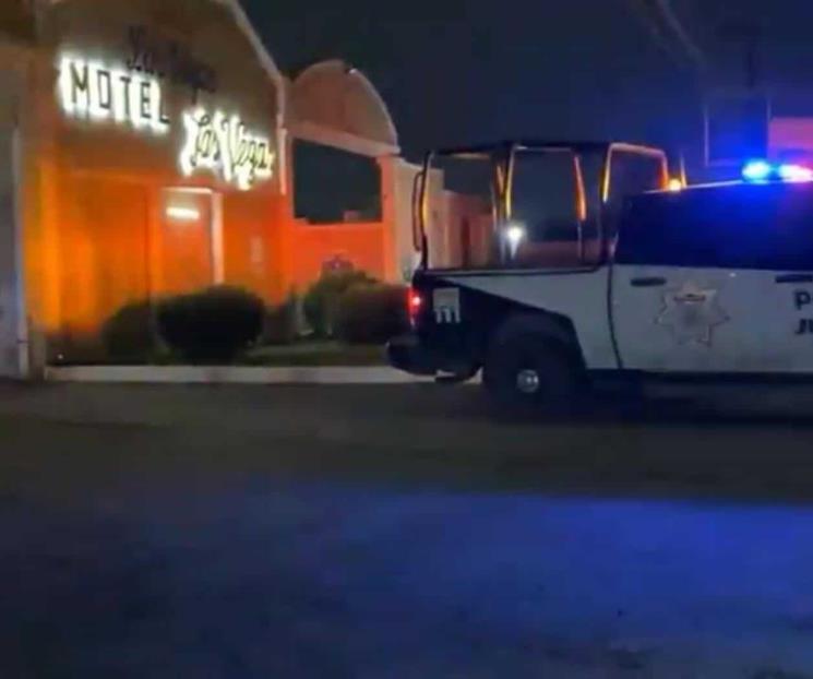 Atacan a balazos a policía de Juárez en motel