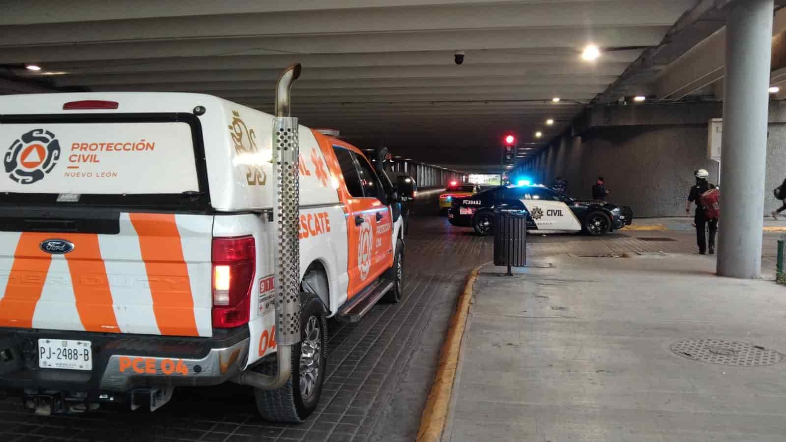 Un saldo de dos lesionados dejó un choque de crucero entre un motociclista y un vehículo, ayer en la zona de la Macroplaza, centro de Monterrey.
