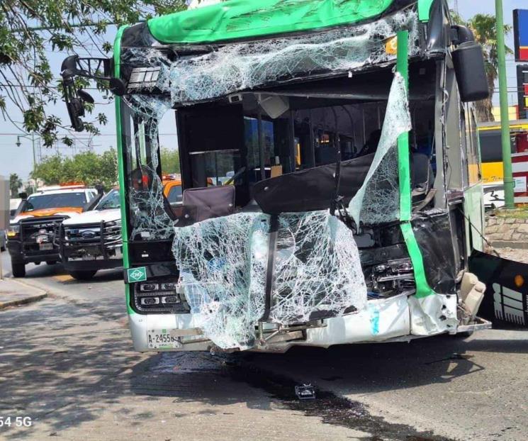 Chocan camiones urbanos en Monterrey, hay 12 pasajeros heridos