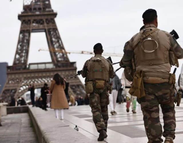 Detienen en París a joven que planeaba acto terrorista