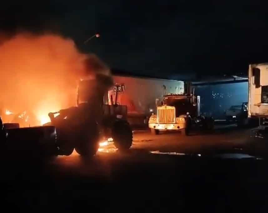 Un taller especializado en vehículo de quinta rueda, terminó totalmente destruido al incendiarse en calle de la Colonia Niño Artillero en esta ciudad.