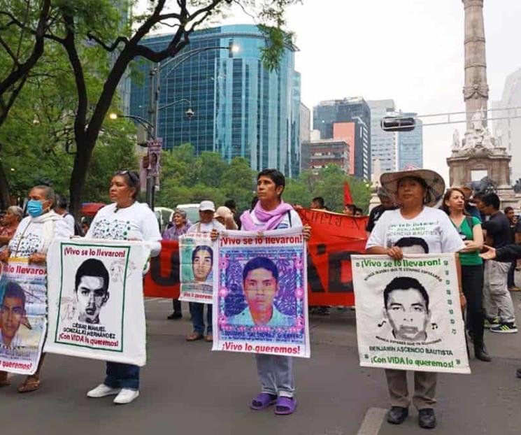 Marchan  Padres de normalistas de Ayotzinapa en la CDMX