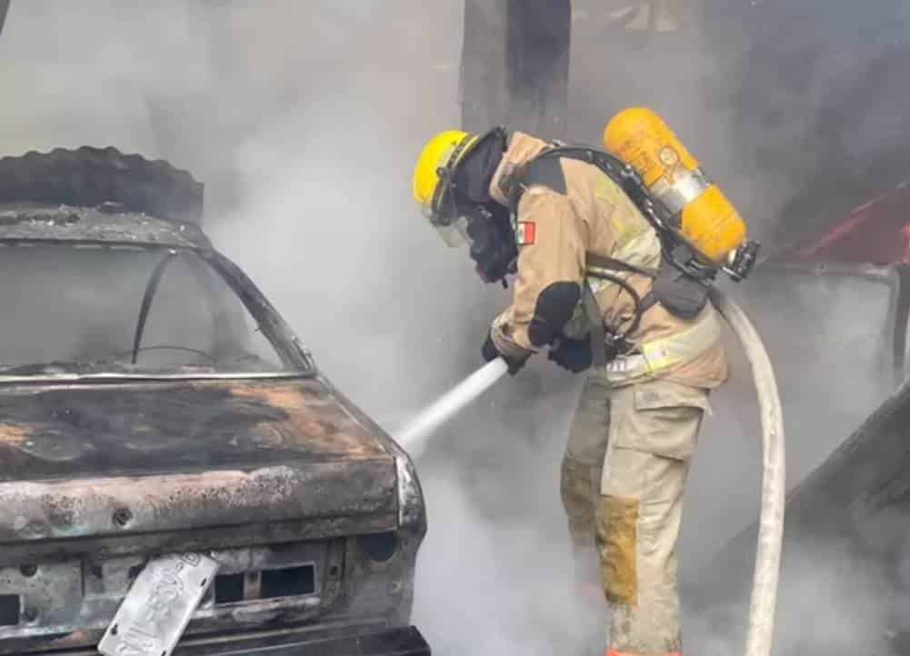 Dos autos destruidos y una casa de madera destruida, fue el saldo que dejó un incendio registrado en la zona centro del municipio de Hualahuises.