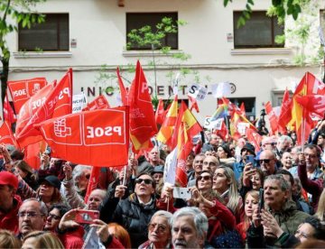 Piden manifestantes a Pedro Sánchez no dimitir