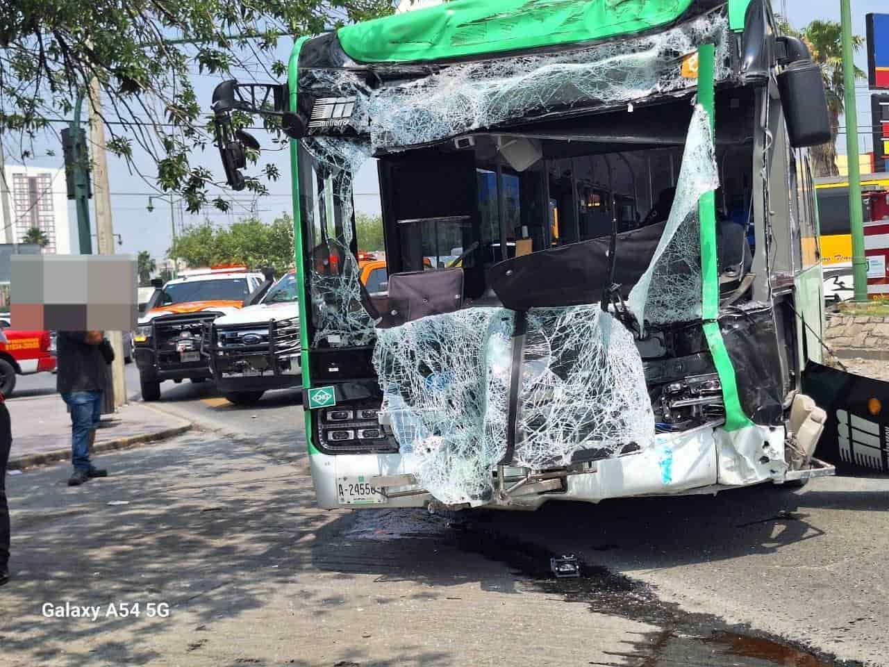 Un saldo de 12 lesionados dejó un choque entre dos transportes urbanos, ayer en el centro de Monterrey.