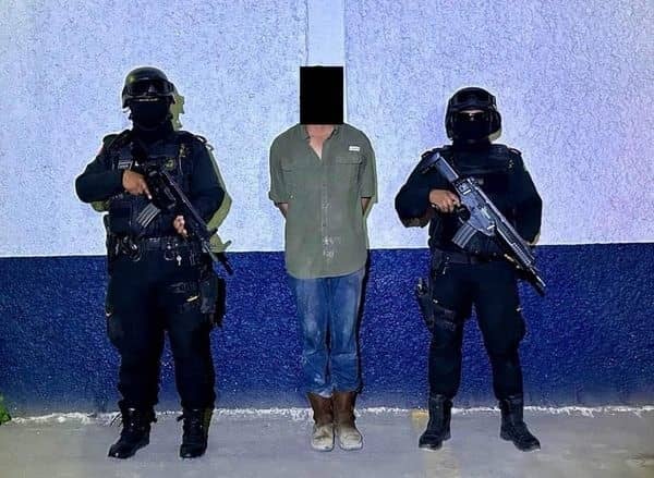En posición de un arma de fuego, un hombre fue arrestado la noche del sábado por elementos de Fuerza Civil, en el municipio de Allende, al sur de Nuevo León.