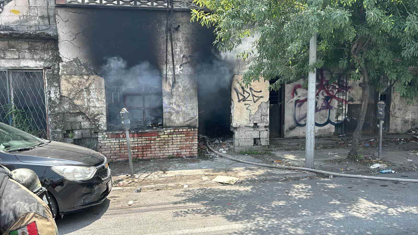 El incendio de basura dentro de una casa abandonada movilizó ayer a elementos de Bomberos de Nuevo León y efectivos de Protección Civil municipal, en el centro de la ciudad.
