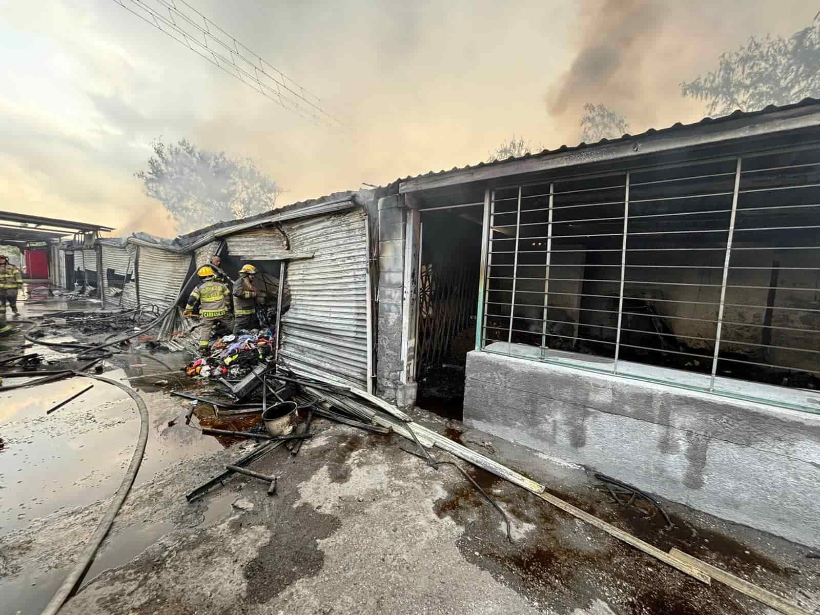 Al menos nueve locales del Mercado Campesino fueron consumidos por el fuego al registrarse un incendio,ayer en la Colonia 10 de Marzo, municipio de Monterrey.