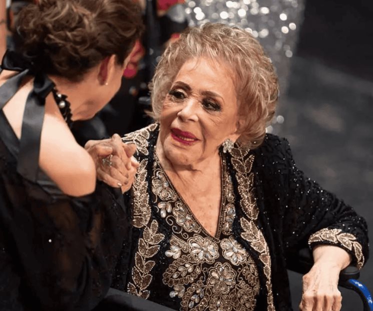 Reaparece Silvia Pinal para homenaje de 75 años de trayectoria